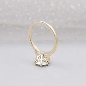 Anillo de compromiso con diamante de corte redondo y solitario de 6 puntas con diamante cultivado en laboratorio - Product Image 5