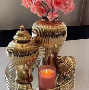 Le charme classique rend les vases à fleurs en céramique adaptés à toutes les saisons et à toutes les occasions, magnifiquement conçus par BRUSHSTROKE BLISS. - Product Image 2