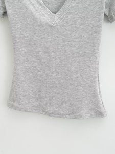 เสื้อยืดคอ V สำหรับผู้หญิงสีพื้นเสื้อยืดเอวลอยย้อมสี - Product Image 5