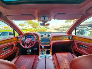 Voiture d'occasion abordable et propre, <span class=keywords><strong>BENTLEY</strong></span> BENTAYGA 2018, SUV 5 portes, 6L 12 cylindres, automatique, 4 roues motrices, prête à être expédiée dans le monde entier - Product Image 3