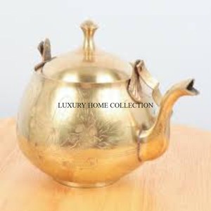 Théière en laiton de style antique avec un extérieur poli et des détails artisanaux pour un luxe intemporel pour servir le thé - Product Image 1