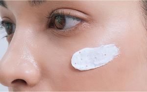 Espuma Limpiadora para el Acné de Pino Rojo - Espuma Limpiadora Profunda 100% Orgánica, Suave y Alcalina con Doble Cápsula, Extracto de Pino Rojo y Vitamina E para Mujeres - Product Image 2