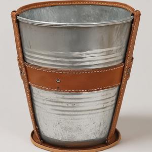 Jardinière élégante en cuir galvanisé avec bord en laiton poli Détails artisanaux faits à la main offrant un accent décoratif - Product Image 5