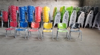 Chaise empilable en plastique noir avec poignée pour salle de formation, conférence et école