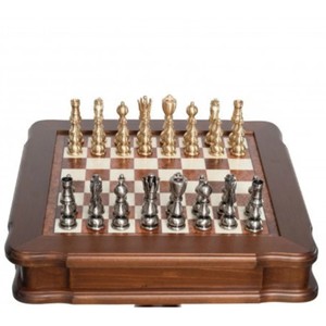 Ensemble d'échecs en bois luxueux sur pied avec pièces d'échecs en métal argenté cuivré poli de haute qualité, forme carrée, jeu d'intérieur - Product Image 2