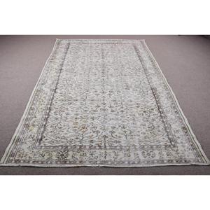 พรมขนสัตว์ตุรกีวินเทจ ขนาด 6x9 ฟุต เป็นมิตรกับสิ่งแวดล้อม สีขาว ลายปะติดแบบนามธรรมขนาดใหญ่ พร้อมแผ่นรองหลังทำจากยางลาเท็กซ์ - Product Image 1