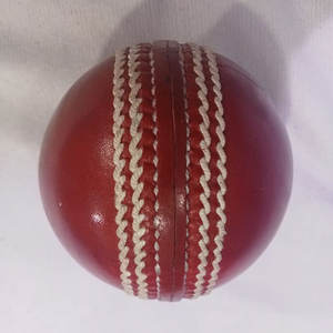 Pelota de Cricket de Color rojo de cuero de vaca, pelota de alta calidad para práctica de Cricket al aire libre, pelotas de cuero cosidas a mano - Product Image 2