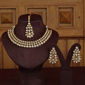 Collier Kundan plaqué or traditionnel de luxe serti de Tikka pour femmes pour mariages fêtes fiançailles - Product Image 1