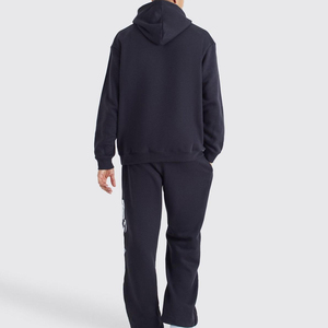 Conjunto de sudaderas con capucha y pantalones de chándal con estampado gráfico de estilo callejero para hombre, perfecto para el invierno, chándal de color de contraste de gran tamaño para hombre - Product Image 2