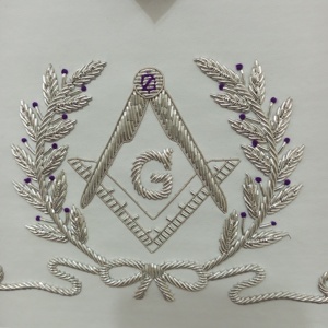 Elegante delantal blanco masónico maestro masónico bordado a mano detalles plateados con diseño de ojo que todo lo ve y cuadrado y brújula - Product Image 4