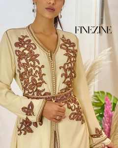 Caftan marocain élégant de couleur de fone clair avec des vêtements musulmans traditionnels de broderie à la main - Product Image 3