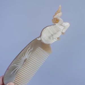 Peigne en corne de buffle avec sculpture et gravure 3D pour les soins des cheveux et une qualité supérieure élégante - Product Image 1
