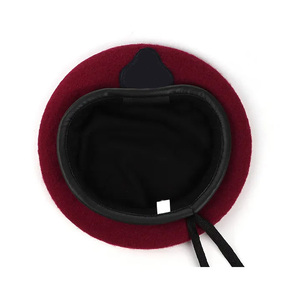 Elegantes sombreros de boina con diseño estructurado pero flexible que proporcionan comodidad y encanto para eventos de moda Sombreros de boina para la venta - Product Image 4
