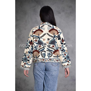 Chaqueta Corta Estilo Blazer de Algodón Suzani Hecha a Mano, Ecológica, Transpirable, con Bordado Floral para Mujer y Niña, con Ribete - Product Image 3