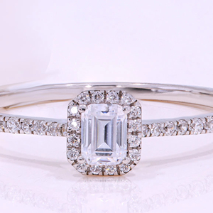 Anillo de compromiso discreto de oro blanco de 14 quilates al por mayor, 0,31 quilates con Esmeralda y diamantes cultivados en laboratorio, anillos de diamantes Halo - Product Image 1