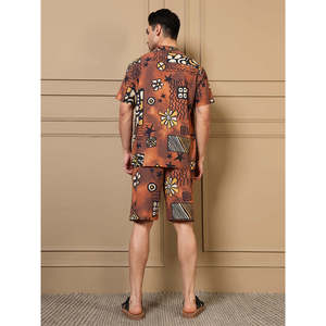 ชุดเซ็ตเสื้อเชิ้ตแขนสั้นลายพิมพ์นามธรรมสีน้ำตาลสำหรับผู้ชาย ยี่ห้อ Amanush พร้อมกางเกงขาสั้นระดับเข่า ชุดลำลองสำหรับฤดูร้อน - Product Image 4