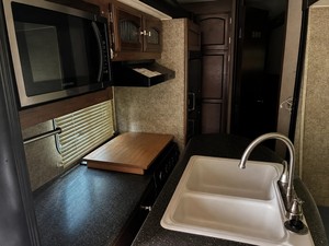 Casa Contenedor Coachmen Freedom con Energía Integrada y Espacio de Preparación, Diseño Moderno con Garantía - Product Image 2