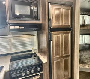 Autocaravana usada 2019 Forest River Flagstaff Micro-Lite 21FBRS para camping - Product Image 4