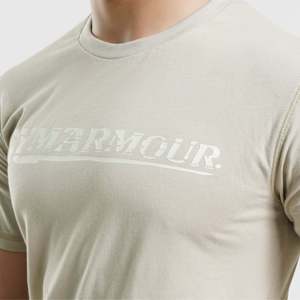 เสื้อยืดแขนสั้น M124 สีเบจ ผ้าโพลีเอสเตอร์ 100% เนื้อหนา พิมพ์ลายกราฟิก ทรงหลวม แต่เข้ารูป พร้อมลายโลโก้ - Product Image 6