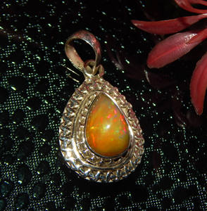 Amuleto de Aniversario para Mujer con Ópalo Natural y Plata de Ley 925 Bañada en Rodio, Diseño Minimalista en Forma de Corazones - Product Image 5