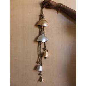 Carillon suspendu vintage en or et argent à 5 clochettes, 82 cm, avec claquettes en bois, décoration de Noël - Product Image 1