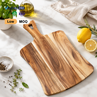 Planche à pain rectangulaire longue en bois d'acacia rustique avec poignée triangulaire découpée pour la cuisine, idéale pour servir du pain au levain artisanal et du fromage