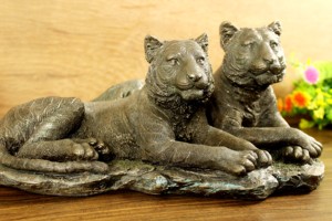 Statue de couple de tigres en résine faite à la main, finition bronze, décoration d'intérieur, objet de décoration de table, provenant du Rajasthan, collection Antiques Nirmala - Product Image 2