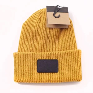 Bonnet d'hiver chaud avec logo personnalisé, bonnet tricoté en 100% coton pour hommes et femmes, bonnet jacquard avec impression bouffante - Product Image 3