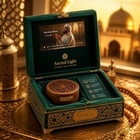 Coffret Souvenir Interactif VIP Hajj en Velours Émeraude avec Écran LCD, Base en Bois de Santal et Kit de Guidance Religieuse