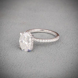 Lujoso anillo de compromiso de halo de diamante cultivado en laboratorio de corte ovalado y redondo, anillo de bodas de plata de ley 925 - Product Image 2