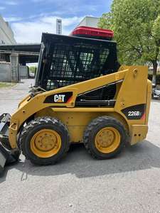 รถตักล้อยาง CAT226B สภาพดี พร้อมหัวตักด้านหน้าและหัวขุดด้านหลัง ปั๊มไฮดรอลิก Kawasaki รับน้ำหนักได้ 35 ตัน - Product Image 3