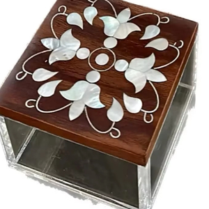 Caja decorativa acrílica Royal Opulence con fregona iridiscente, tapa de madera, embalaje de regalo Premium para dulces, chocolates y frutas secas - Product Image 1