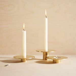 Bougeoir en laiton léger et durable avec un design compact pour une portabilité et un style domestique sans tracas - Product Image 6
