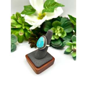 Anillo Navajo Hecho a Mano con Turquesa Kingman y Plata de Ley, Joyería Cultural Coleccionable, Talla 6.5 - Product Image 3