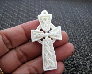 Pendentif croix fait à la main en os de buffle à simple face avec fourniture de fabrication de bijoux polis de style animal - Product Image 3