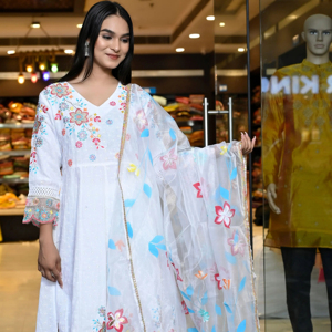 ชุดเดรสอานาร์กาลีสีขาวผ้าฝ้าย 3 ชิ้น ชุดแฟชั่นทันสมัยพร้อมผ้าคลุมไหล่สำหรับผู้หญิง คอวี แขนกุด ความยาวระดับเข่า - Product Image 1