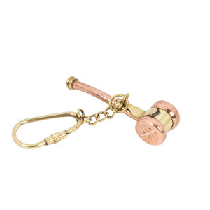 Porte-clés en laiton nautique artisanal pour les amateurs d'aventures maritimes mettant en valeur un design intemporel et un matériau en laiton robuste - Product Image 1