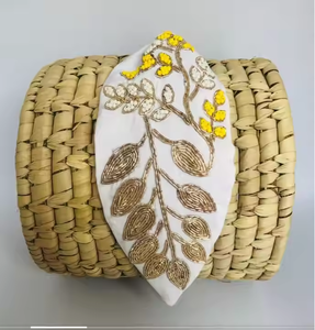 Bandeaux brodés à la main de qualité export, blancs et scintillants, avec un ajustement doux et rembourré, faciles à porter, entièrement perlés à la main - Product Image 1