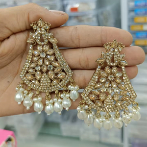 Ensembles de bijoux de fête élégants faits à la main ensemble de boucles d'oreilles en alliage de zinc léger pour vêtements de mariage traditionnels à la mode et élégant - Product Image 1