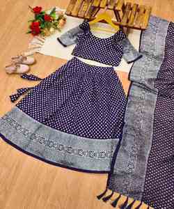 ชุดงานแต่งสุดชิคชุด lehenga choli ผ้าไหม SANA พร้อมลายตารางและรายละเอียดพู่สำหรับสวมใส่ทุกวัน - Product Image 3