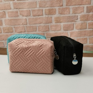 Bolsa de cosméticos acolchada de tela pequeña, bolsa de lápiz labial rosa portátil, neceser de viaje - Product Image 4