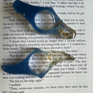 Soporte para páginas de libros de resina, agarre para los dedos, accesorio de lectura duradero y cómodo, perfecto para libros, materiales de estudio, diarios y novelas - Product Image 1