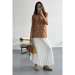 Gilet en lin marron pour femme avec gilet à boutons dorés - Product Image 2