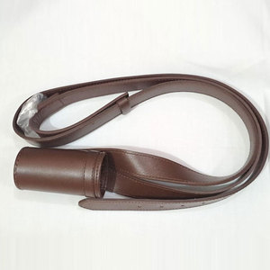 Porta Banderas de Cuero con Diseño Seguro y Acabado Liso, Ideal para Transportar Banderas en Eventos y Ocasiones Especiales - Product Image 1