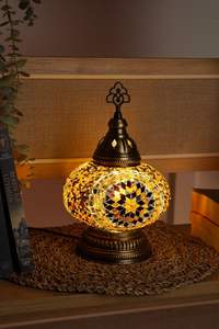 Lampe en mosaïque d'aluminium décorative pour un salon bohème, ambiance avec une lumière ambiante chaude - Product Image 5