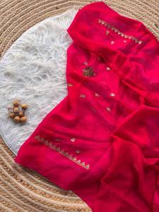 Saree traditionnel en soie douce de créateur indien avec un beau travail de broderie pour les mariages et les fêtes - Product Image 6