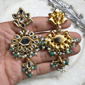 ต่างหูมุก Kundan ทำด้วยมือลูกปัดสีเขียวและชุบทองเครื่องประดับอินเดียแบบดั้งเดิมสำหรับงานแต่งงานและงานรื่นเริง - Product Image 2