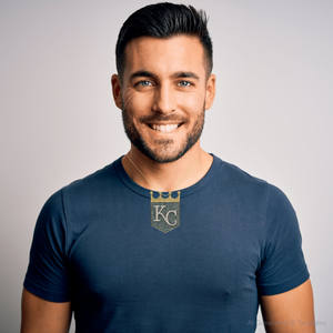 Pendentif personnalisable en or 10K ou 14K avec initiale, couronne de diamant rond brillant de 10,5 carats et sertissage pavé pour homme - Product Image 4