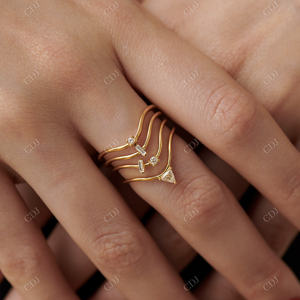 Banda de apilamiento minimalista de oro amarillo de 14K para mujer, banda de boda curvada de diamante Natural con una sola piedra, Baguette - Product Image 5