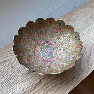 Bol décoratif en or gravé au design rose élégant, idéal pour la décoration de la maison, la table à manger, les centres de table, les fêtes et les occasions spéciales - Product Image 1